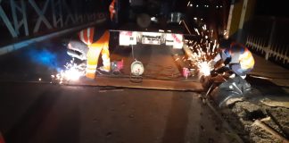 O traversă a podului peste Siret, între Nănești și Hanu Conachi, s-a desprins/ După remedierea problemei, autoritățile promit modernizarea drumului și reabilitarea podului