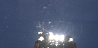 FOTO Mașină blocată în nămeți de 9 ore, între Panciu și Haret. Utilajele de deszăpezire nu au putut ajunge