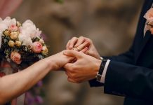 O femeie care s-a căsătorit în Vrancea, fără să divorțeze, s-a mai măritat odată și în Suceava. Este acuzată de bigamie