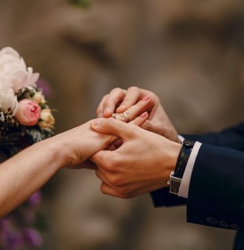 O femeie care s-a căsătorit în Vrancea, fără să divorțeze, s-a mai măritat odată și în Suceava. Este acuzată de bigamie