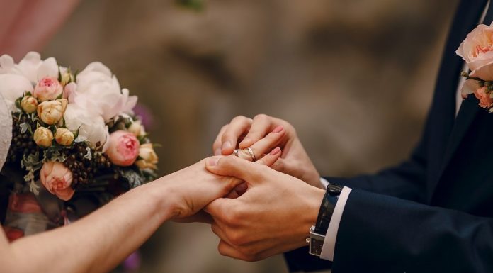 O femeie care s-a căsătorit în Vrancea, fără să divorțeze, s-a mai măritat odată și în Suceava. Este acuzată de bigamie