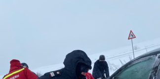 Pompierii vrânceni au avut o zi plină și astăzi: acțiuni de salvare și evacuare a persoanelor, de înlăturare a copacilor rupți de viscol, de deblocare a mașinilor înzăpezite