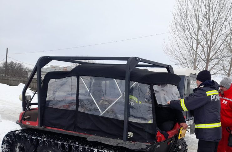 Șenilata ISU, solicitată pentru o nouă intervenție medicală prin nămeți