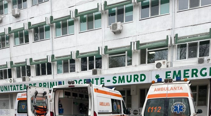 Copil de 7 ani, căzut de la etajul 2