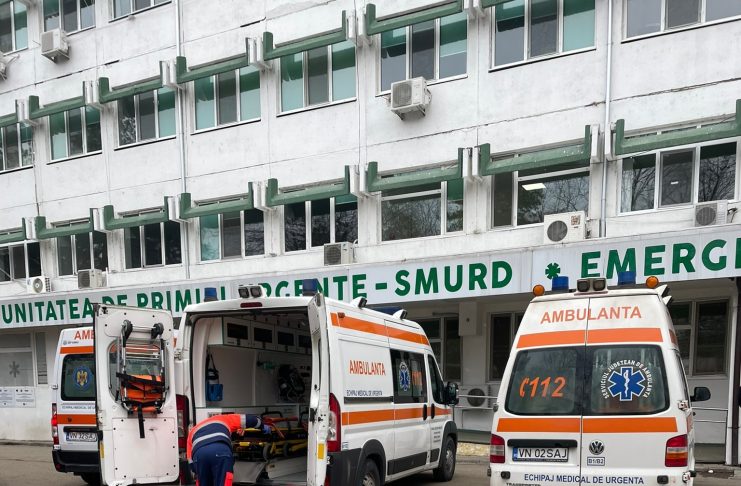 Copil de 7 ani, căzut de la etajul 2