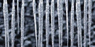 A trecut viscolul, au rămas țurțurii