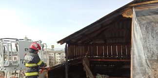 VIDEO 15 persoane au fost evacuate în urma incendiului de la acoperișul blocului din Focșani