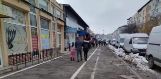 Revin tarabele pe trotuarul din Piața Moldovei