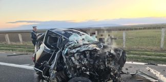 FOTO Autoturism, strivit între două tiruri pe E85