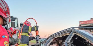 Șoferul mașinii strivite între două tiruri a murit