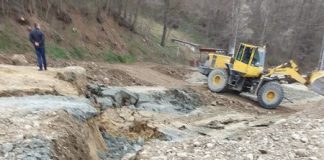 FOTO Alunecare masivă de teren pe drumul județean dintre Vidra și Vizantea-Livezi