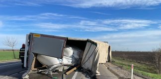 Trafic blocat în zona Podu Turcului / Un camion s-a răsturnat și combustibilul s-a scurs pe șosea