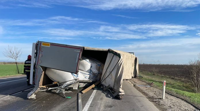 Trafic blocat în zona Podu Turcului / Un camion s-a răsturnat și combustibilul s-a scurs pe șosea