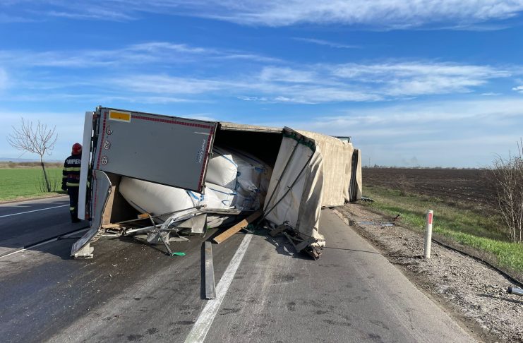 Trafic blocat în zona Podu Turcului / Un camion s-a răsturnat și combustibilul s-a scurs pe șosea