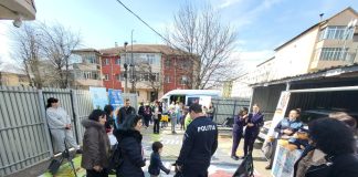 FOTO Polițiștii vrânceni, în mijlocul copiilor din Panciu, cu tehnica din dotare și cu partenerii patrupezi