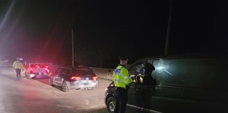 Beat la volan, un tânăr a acroșat un autoturism parcat și a plecat mai departe