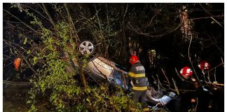 O mașină cu 5 persoane s-a răsturnat într-o râpă. Șoferul, un tânăr din Câmpineanca