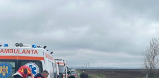 FOTO Au intrat cu mașina într-un stâlp și au ajuns la spital. Printre răniți, un copil de 7 ani