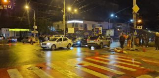 FOTO Ciocnire între mașini în centrul Focșaniului, la miezul nopții