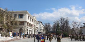 FOTO Premierul Nicolae Ciucă a decorat la Focșani Drapelul de Luptă al Brigăzii 282 Blindată ”Unirea Principatelor”