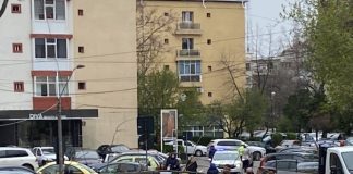 ULTIMA ORĂ Copac doborât de vânt peste mașini, în centrul Focșaniului