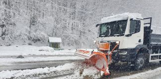 Mașini blocate de viscol pe drumurile din județ
