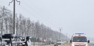 Autoutilitară răsturnată între Tișița și Doaga