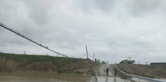 VIDEO Apa a trecut, din nou, peste podul provizoriu dintre Vulturu și Vadu Roșca