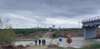 VIDEO-FOTO Podurile (principal și provizoriu) dintre Vulturu și Vadu Roșca, piatră de moară pentru administrația județeană