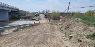 S-a reluat circulația, cu restricții, pe podul provizoriu dintre Vulturu și Vadu Roșca