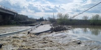 VIDEO Putna nu se „liniștește”. Circulația între Vulturu și Vadu Roșca, închisă în continuare