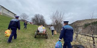 FOTO Cu căruța plină cu daruri, la o familie nevoiașă din Tulnici