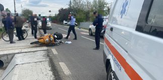 Un motociclist a fost atacat de câini si a căzut pe stradă
