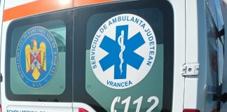 Polițiștii au chemat ambulanța pentru a-i acorda îngrijiri unui șofer implicat într-un accident