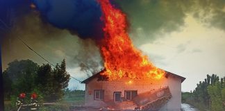 Incendiu provocat de trăsnet la o locuință din Tătăranu