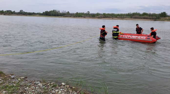 Pompierii caută 3 tineri dispăruți în Siret
