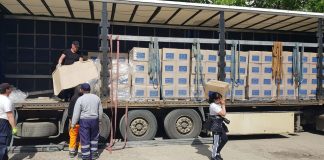 A venit tirul cu ajutoare alimentare de la UE. Peste 800 de pachete, descărcate ”cu cârca”