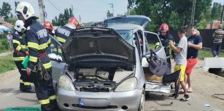 O focșăneancă a murit pe un drum din județul Galați, după ce a intrat cu mașina într-un stâlp. Fiica femeii, preluată de elicopterul SMURD