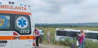 ULTIMA ORĂ Autocar răsturnat în zona Pufești
