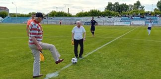 Foștii fotbaliști ai Focșaniului – Mihai ”Puiu” Oprișan și Gică Canaragiu – premiați de AFJ Vrancea cu ocazia finalei județene a Cupei României