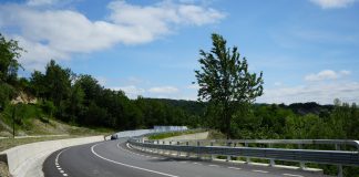 FOTO Drumul național 2N, afectat de calamități în zona Chiojdeni, a fost refăcut