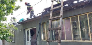 FOTO Pagube însemnate la o gospodărie cuprinsă de flăcări, în Faraoanele