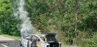 Un autoturism a fost mistuit de foc în comuna Străoane. Șoferul s-a autoevacuat