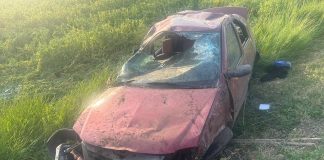 Trei tineri răniți după ce s-au răsturnat cu mașina