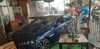 Un șofer a intrat cu mașina pe terasa unui bar din Adjud