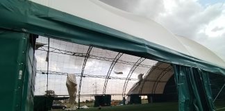 FOTO Furtuna de aseară a distrus acoperișul unui teren de minifotbal din comuna Vânători