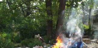 VIDEO Deșeuri din construcții incendiate în Crângul Petrești