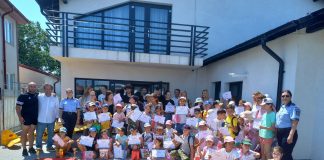 FOTO Activități preventive de conștientizare a fenomenului de cyberbullying derulate de polițiști în unități școlare