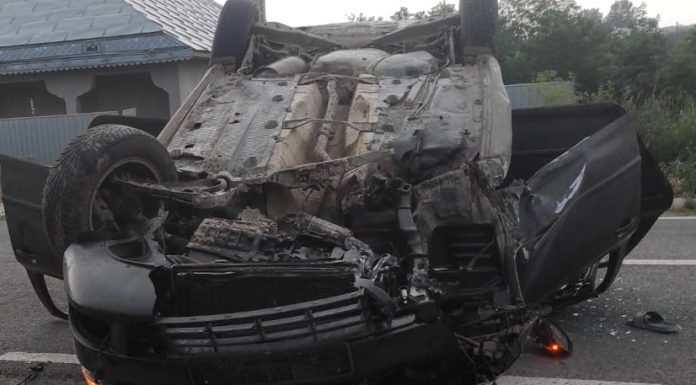 Un minor a furat mașina bunicului, a plecat la plimbare și s-a răsturnat / Trei copii au fost răniți / Șoferul a fugit, dar a fost depistat de polițiști