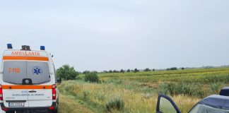 Au derapat și au ajuns cu mașina în șanț